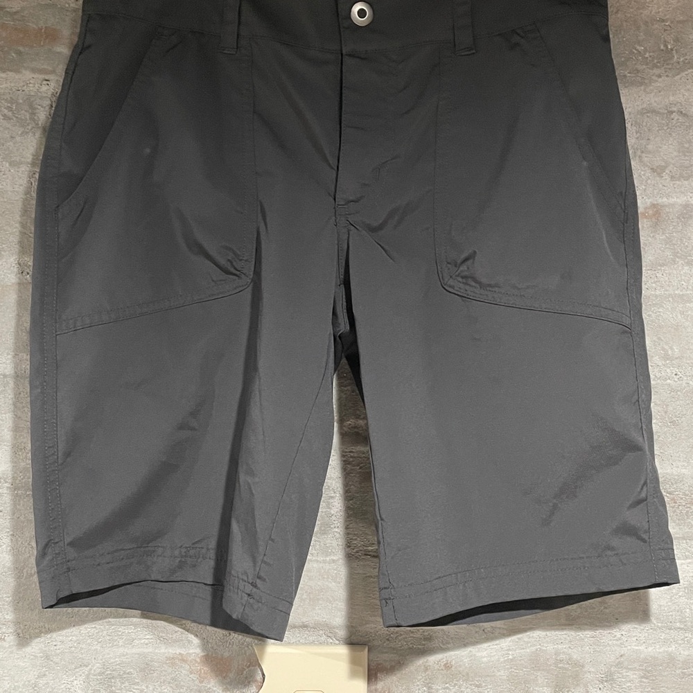 Columbia Women's Gray Flat Front Shorts Size 4 Omni-Shield Snap Button